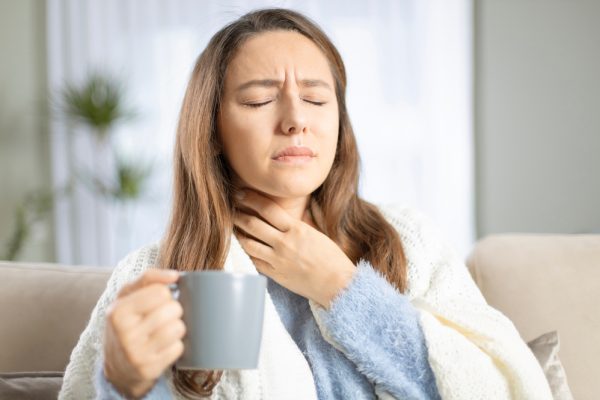 10 Cara Alami Meredakan Radang Tenggorokan