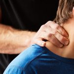7 Cara Sederhana Meredakan Leher Kaku di Rumah