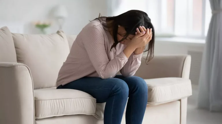 10 Tips Menenangkan Pikiran Saat Serangan Cemas Melanda