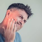 7 Cara Meredakan Nyeri Rahang Secara Alami