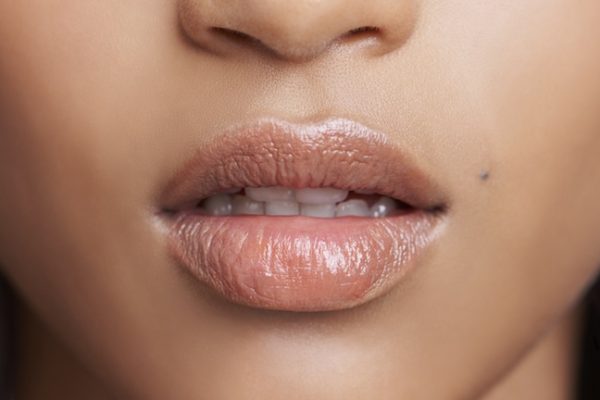 10 Cara Alami Menjaga Bibir Tetap Lembap Sepanjang Hari