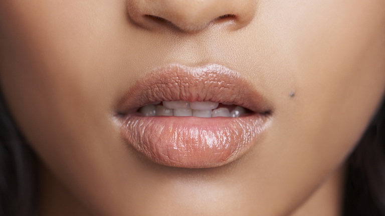 10 Cara Alami Menjaga Bibir Tetap Lembap Sepanjang Hari