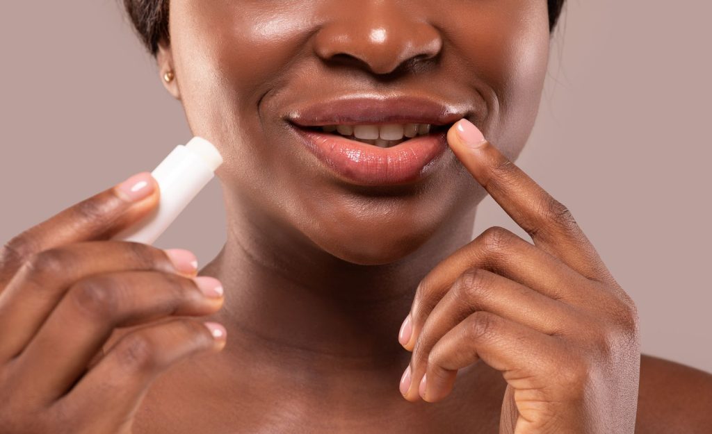10 Cara Merawat Bibir agar Tetap Lembap Sepanjang Hari